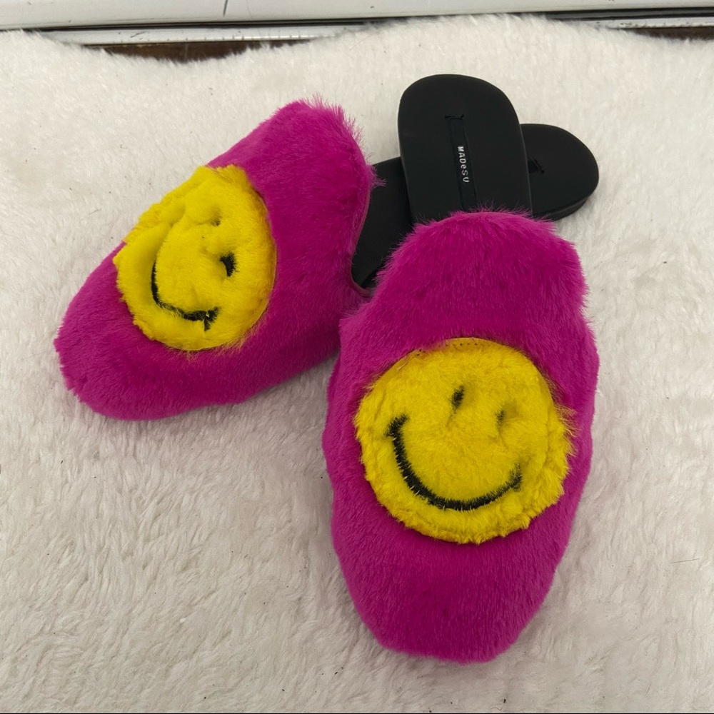 *RARE* MADESU SLIPPERS